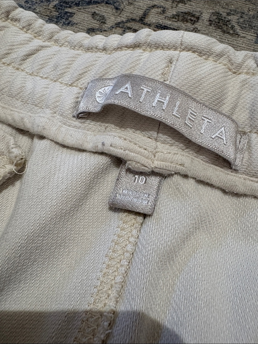 Athleta cream Drawstring elastic shorts Shorts with Zip Pockets - Sz 10 - Picture 3 of 6